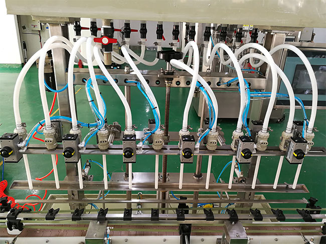 小型液體灌裝機設(shè)備細節(jié)展示