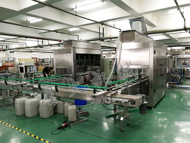 稱重式液體肥料灌裝機(jī)設(shè)備展示